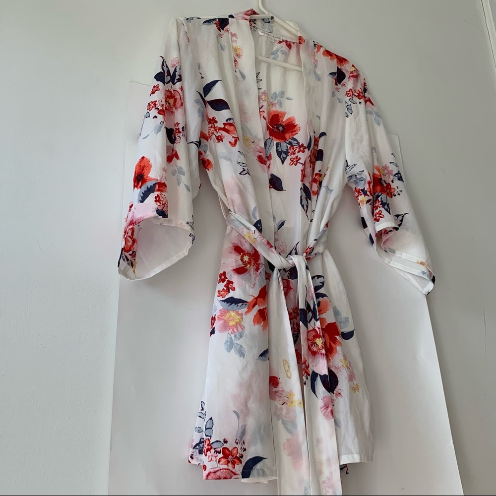 Rose & Vine Floral Robe - Picture 12 of 12
